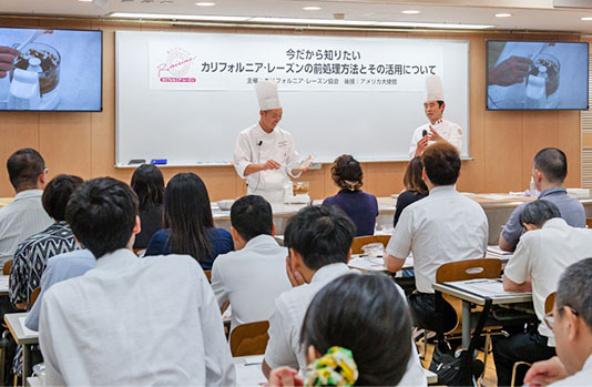 考案したレーズン前処理レシピの解説を行う浅井シェフ(左)と岡崎シェフ(右)